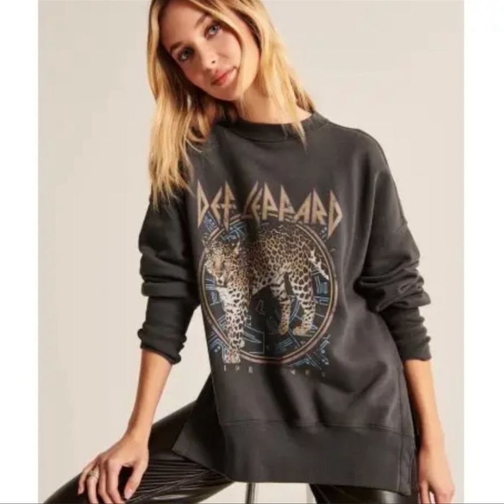 🦌 A&F Oversized Boyfriend Def Leppard Graphic Sweatshirt